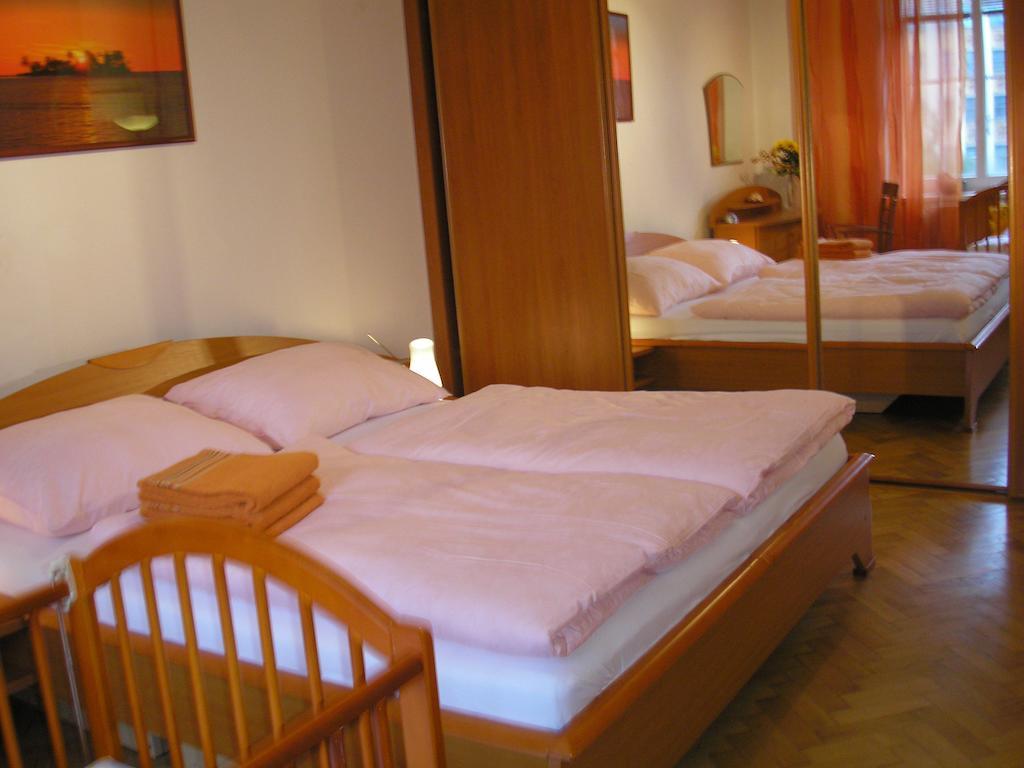 Apartment Accommodation Up To 17 Братислава Стая снимка