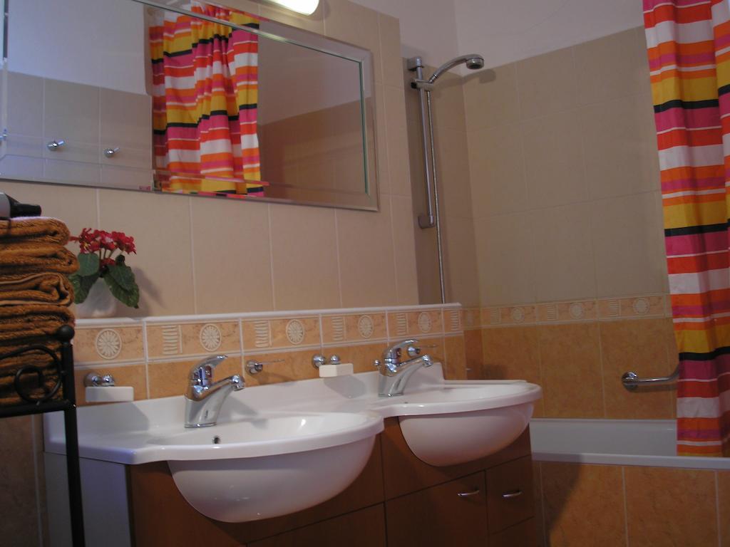 Apartment Accommodation Up To 17 Братислава Стая снимка