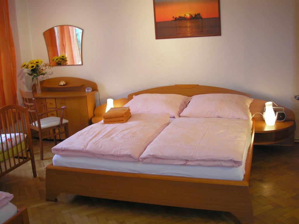 Apartment Accommodation Up To 17 Братислава Стая снимка