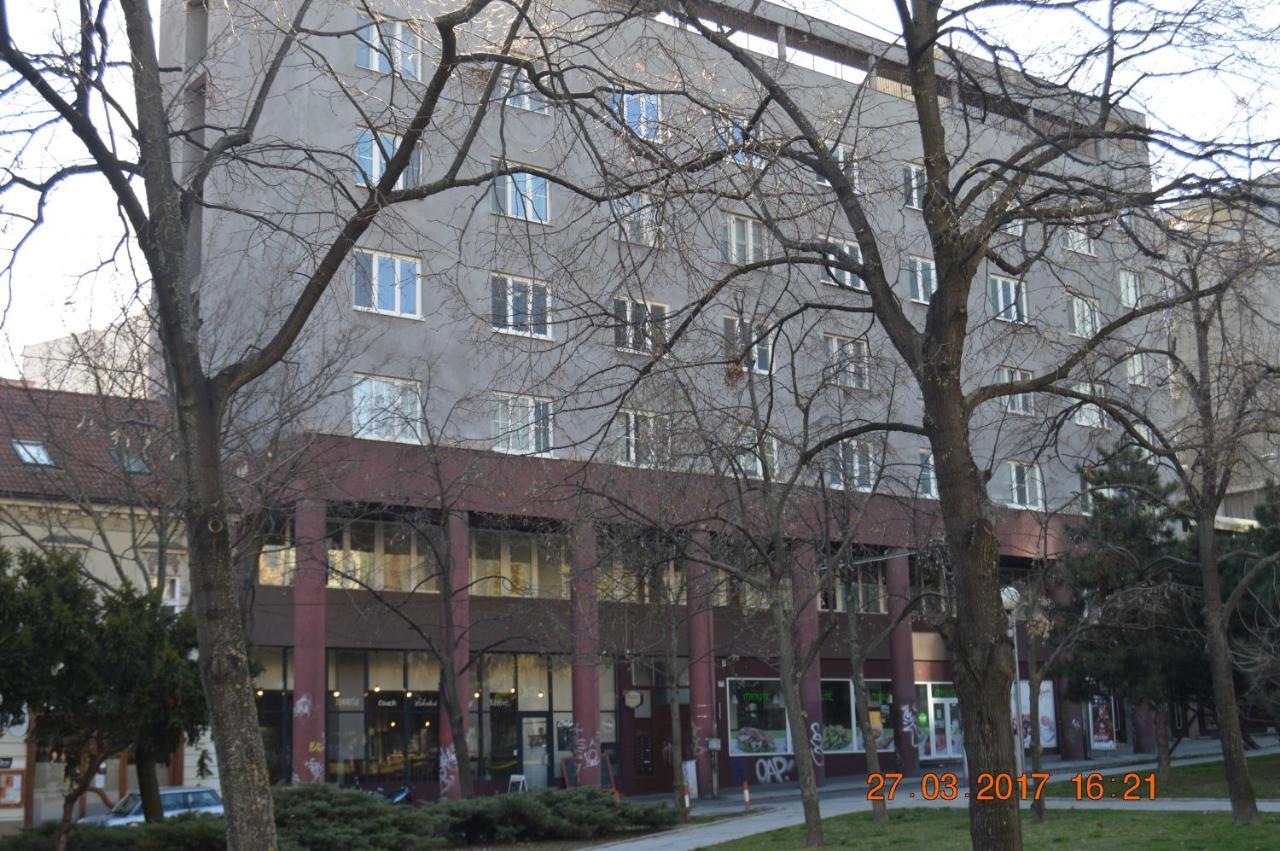 Apartment Accommodation Up To 17 Братислава Екстериор снимка